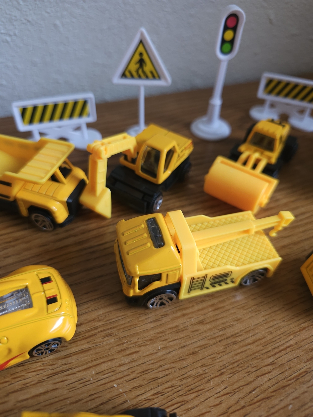 Construction Vehicle Lot Of 12 & Road Signs 2.5 Inch Diecast Plastic - Picture 8 of 13